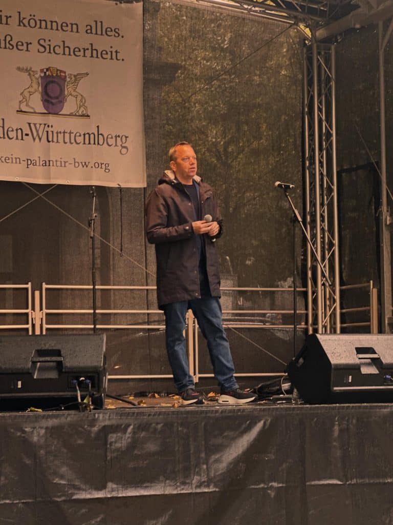 Einsatz für Datenschutz und Bürgerrechte: Nicolas Fink bei der Palantir-Kundgebung in Stuttgart